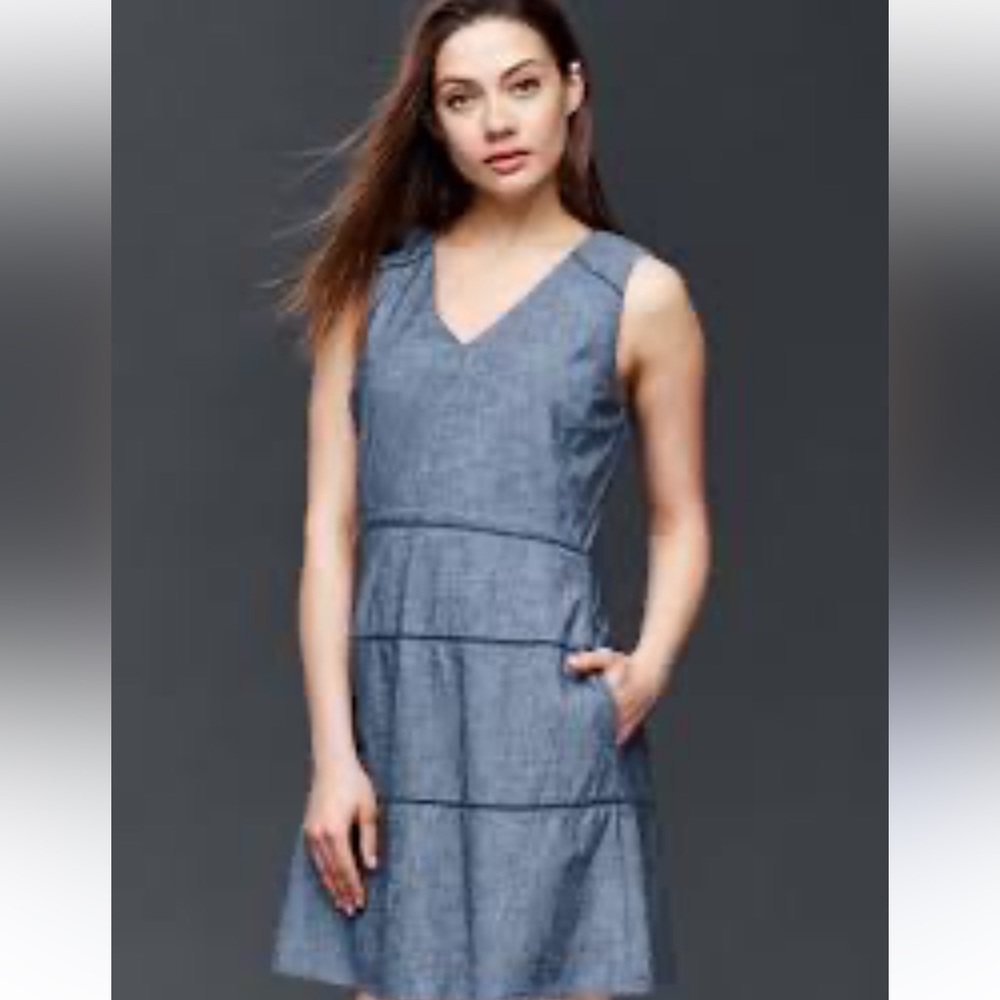 GAP Chambray Fit & Flare Light‎ Denim Color Cotton V-Neck Dress. Size 2